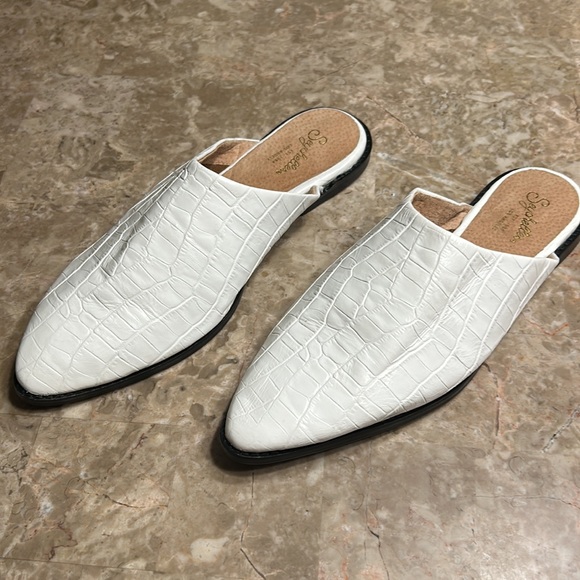 NWOT SEYCHELLES LEATHER WHITE MULES . Flat shoes slip on crocodile look - Picture 2 of 12
